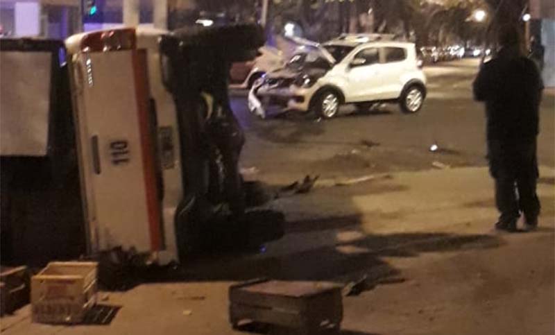 Choque y vuelco en Av. Francia y 3 de Febrero: un herido y recriminaciones