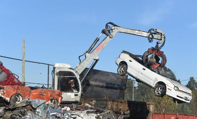 Comenzó el proceso de compactación de vehículos en depósitos municipales