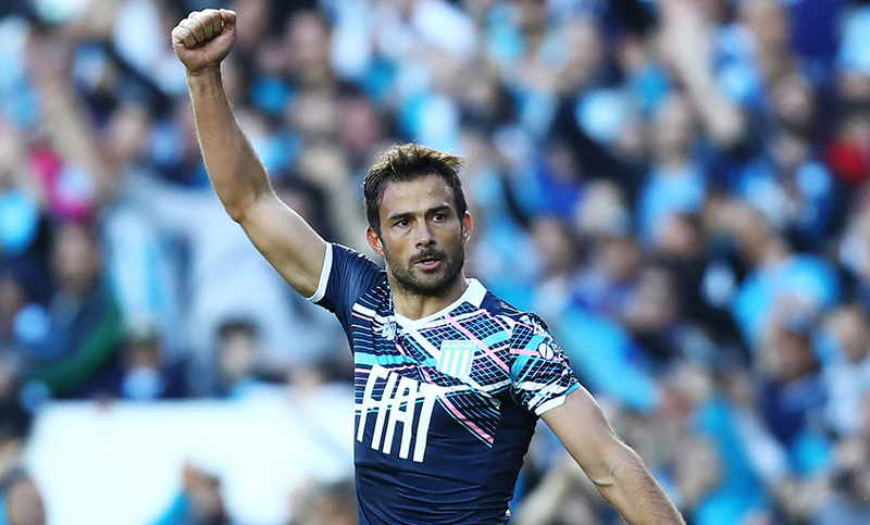 Cvitanich anunció que renovará su contrato con Racing