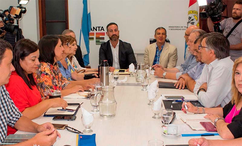 El gobierno de Santa Fe retoma el diálogo con gremios docentes pensando en la vuelta de las clases