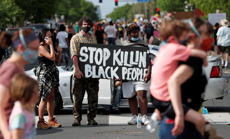 Estados Unidos sigue convulsionada entre protestas y toque de queda: denuncian “infiltrados”