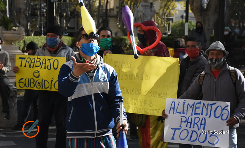 Artesanos y artistas callejeros se manifestaron para pedir asistencia municipal