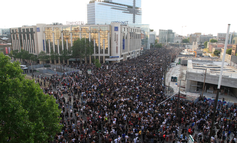 Las protestas antiracistas y la represión policial se trasladaron también a París