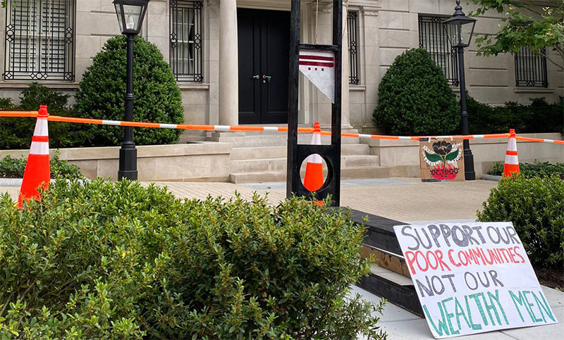 Instalan una guillotina cerca de la casa de Jeff Bezos para exigir mejoras en las condiciones de trabajo en Amazon