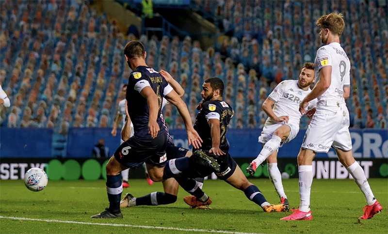 El Leeds de Bielsa igualó 1 a 1 con Luton y continúa en la cima de la Championship inglesa