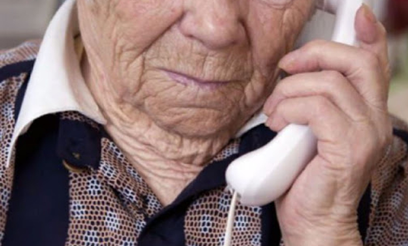 Nueva estafa telefónica: una mujer de 75 años entregó dólares y joyas de oro