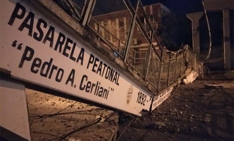 Un camión volcador destruyó un puente peatonal en Fray Luis Beltrán