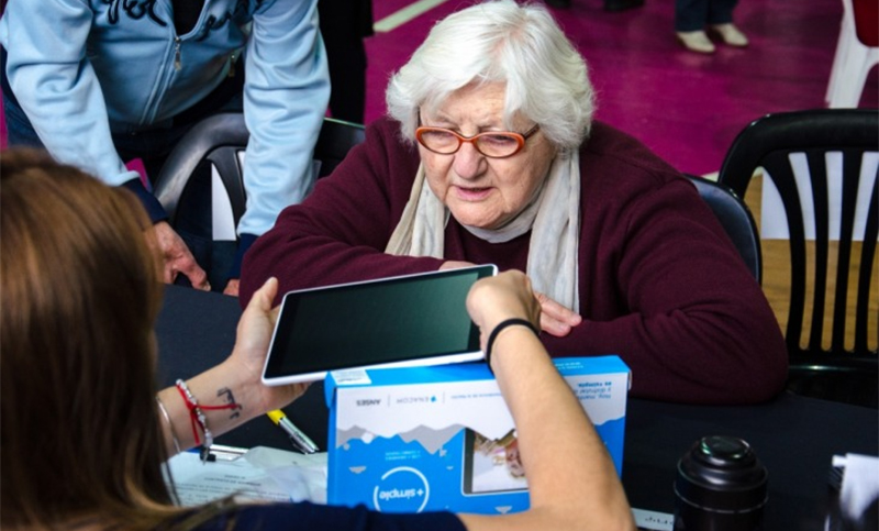 El Enacom amplía la entrega de tablets a jubilados, beneficiarios de AUH y monotributistas sociales