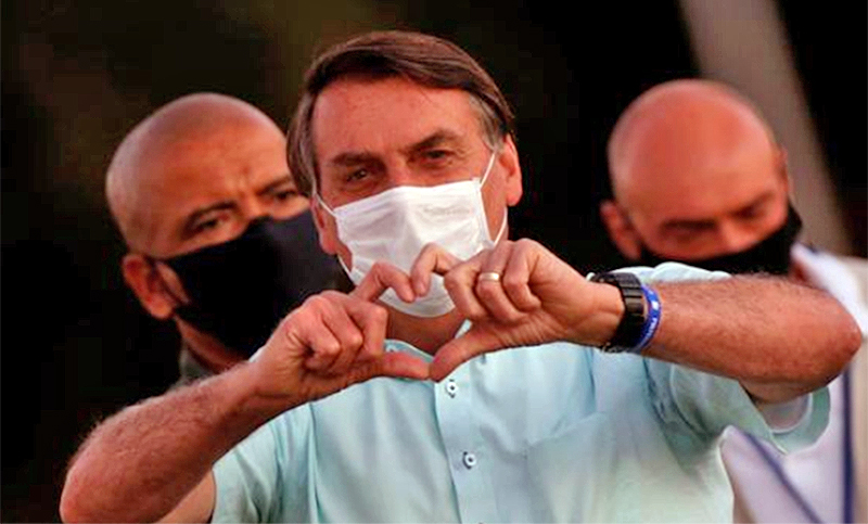 Bolsonaro volvió a trabajar tras el alta por coronavirus, en medio de denuncias y críticas