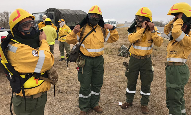 Brigadistas siguen combatiendo los incendios en el Delta del Paraná