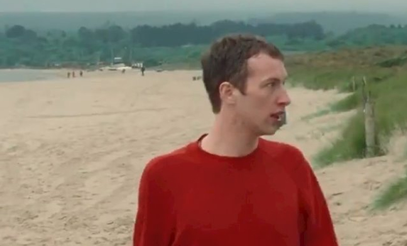 A 20 años de su disco debut, Coldplay comparte toma alternativa del video de «Yellow»