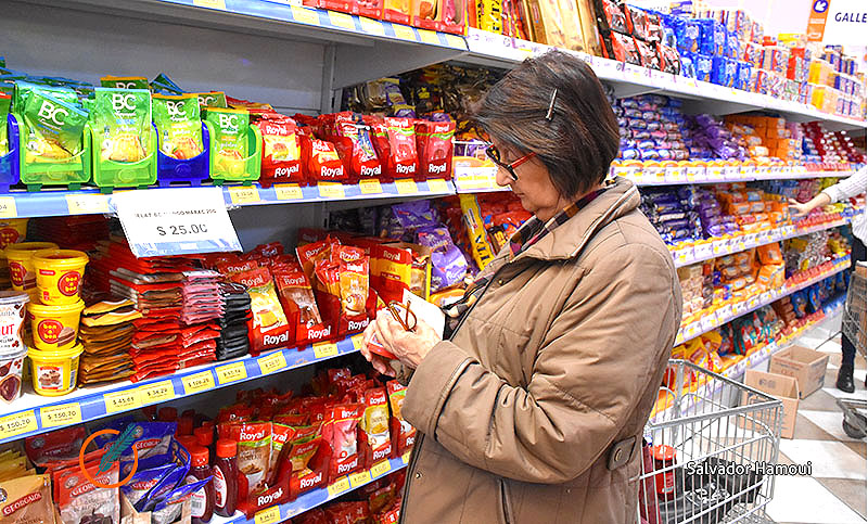 El consumo cayó un 13,6 % anual y acumula veinticuatro meses en baja