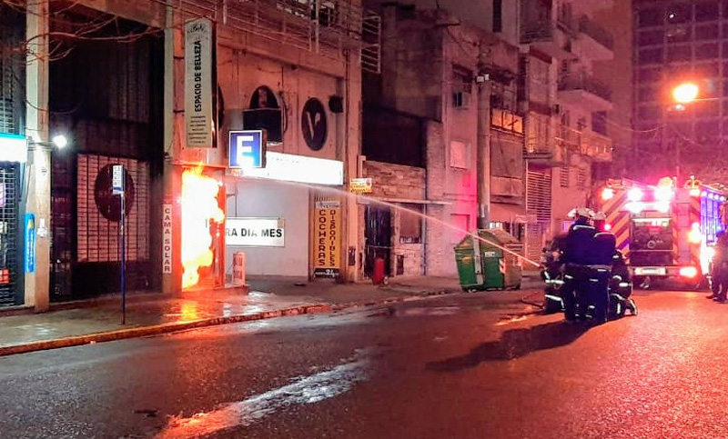 Incendio intencional en una boca de gas en Corrientes y Pellegrini