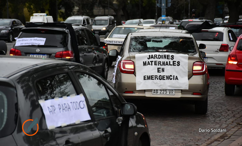 En caravana de autos, las maestras jardineras expresaron sus reclamos