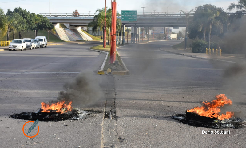 Remiseros de Villa Gobernador Gálvez cortaron accesos a la vecina localidad