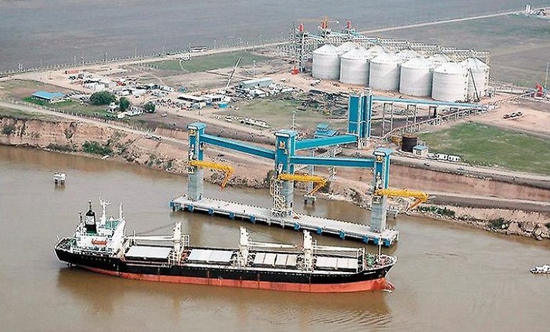 Cuatro trabajadores de una «embarcación pirata» que pidió amarrar en Rosario tienen coronavirus