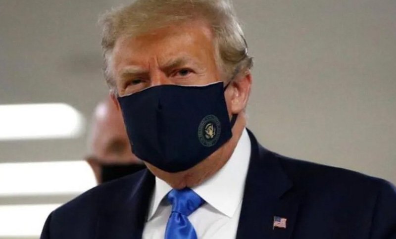 Trump se mostró por primera vez con barbijo en un día récord de contagios