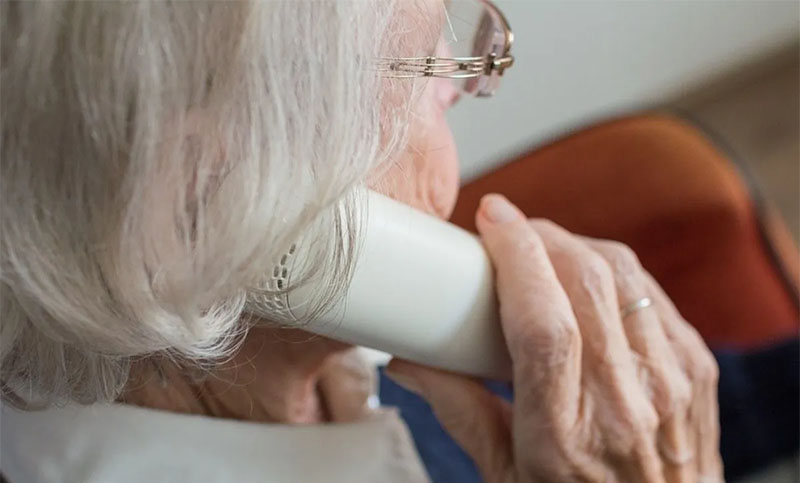Estafas telefónicas: una mujer entregó una fortuna a un desconocido