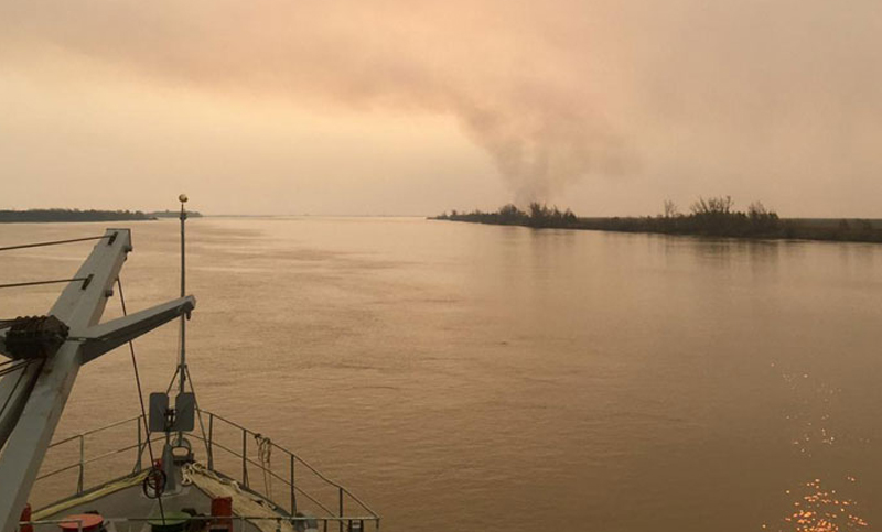 Dos buques con brigadistas se suman para combatir incendios en islas del Delta del Paraná