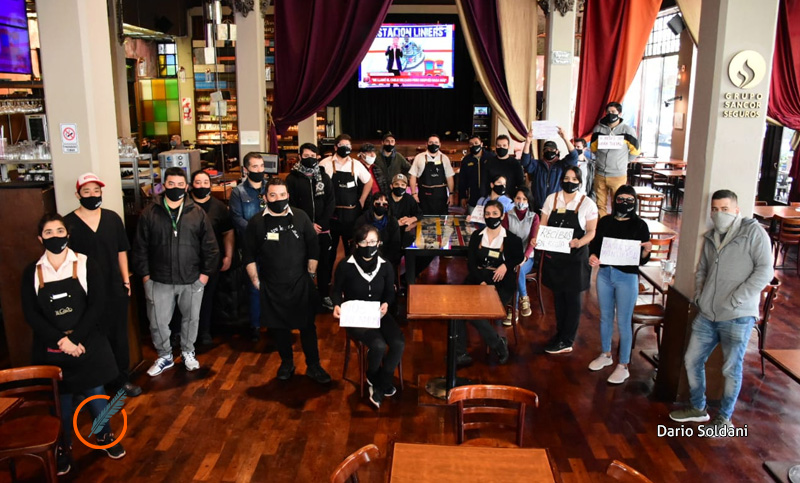 Trabajadores del bar El Cairo reunidos en asamblea por sueldos adeudados