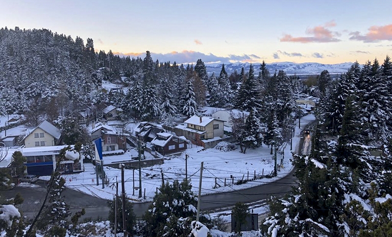 Bariloche recibe el invierno con nieve en las montañas y una nueva propuesta virtual