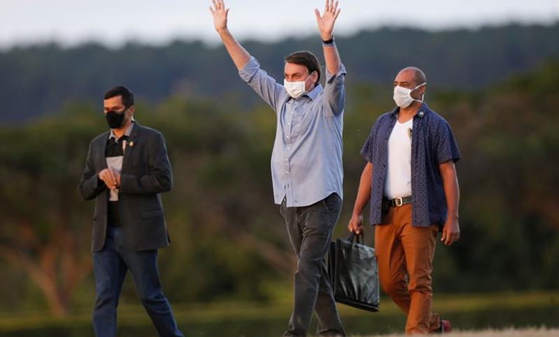 Enfermo de coronavirus, Bolsonaro recibió a simpatizantes en la residencia presidencial