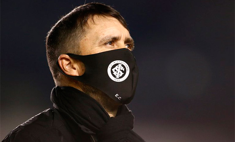 Coudet, denunciado por incidentes tras el clásico de Porto Alegre