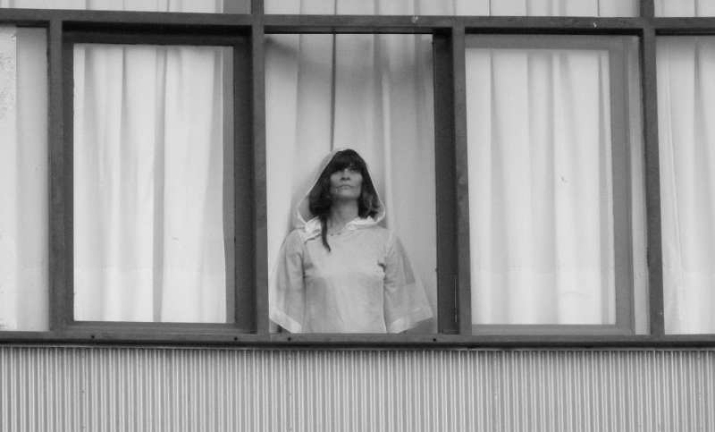 Flor Croci incursiona en un paseo futurista con “Abismo pop”, su primer videoclip solista