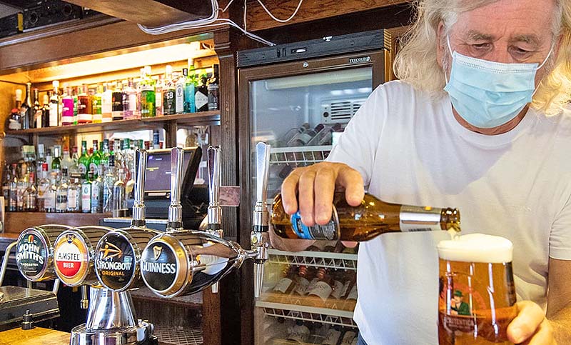 Pubs, restaurantes y cines reabren este sábado en Inglaterra bajo estrictas medidas sanitarias