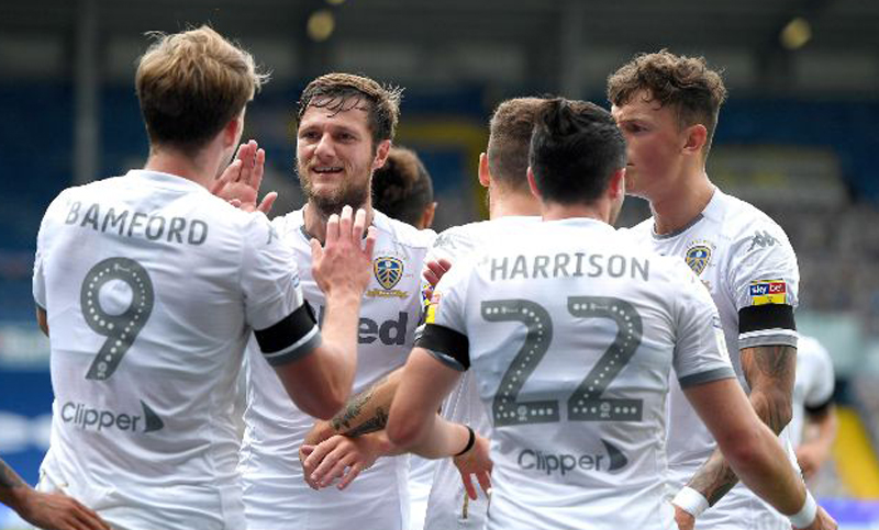El Leeds de Bielsa ganó por un gol en contra y quedó a un paso del ascenso a la Premier