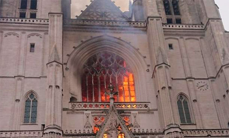 Un incendio en la catedral de Nantes despierta sospechas de intencionalidad