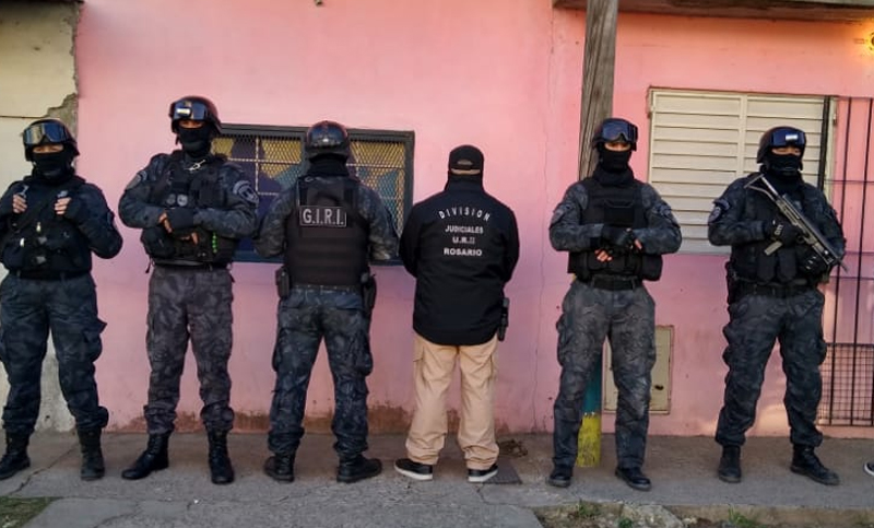 Dos policías detenidos y dos comisarías allanadas en una serie de operativos