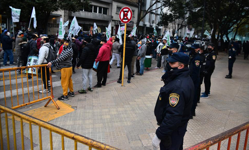Protesta de municipales de Córdoba en rechazo a reformas administrativas y cese de contratos