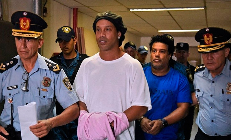Ronaldinho sufrió un revés judicial y seguirá detenido en Paraguay