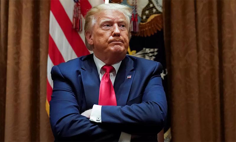 Trump conmuta la pena a su amigo y ex asesor Stone, y es acusado de corrupto