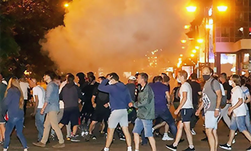 Un muerto y más de 700 detenidos en otra noche de protestas en Bielorrusia