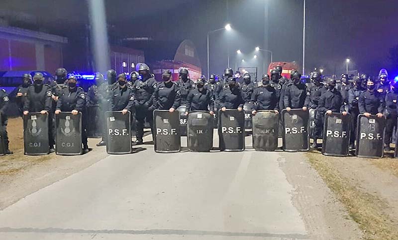 Desalojan acampe de trabajadores de la algodonera de Vicentin que reclaman mejora salarial