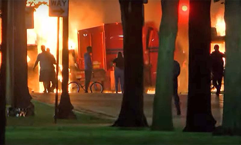 La ciudad estadounidense de Kenosha tuvo otra noche incendios, disturbios y vandalismo