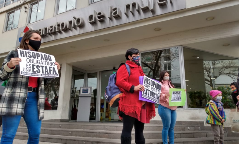 Manifestación frente a una clínica privada que sigue exigiendo hisopados para parir