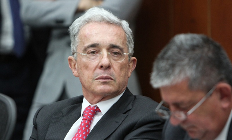 La justicia colombiana ordenó la prisión domiciliaria para el expresidente Uribe
