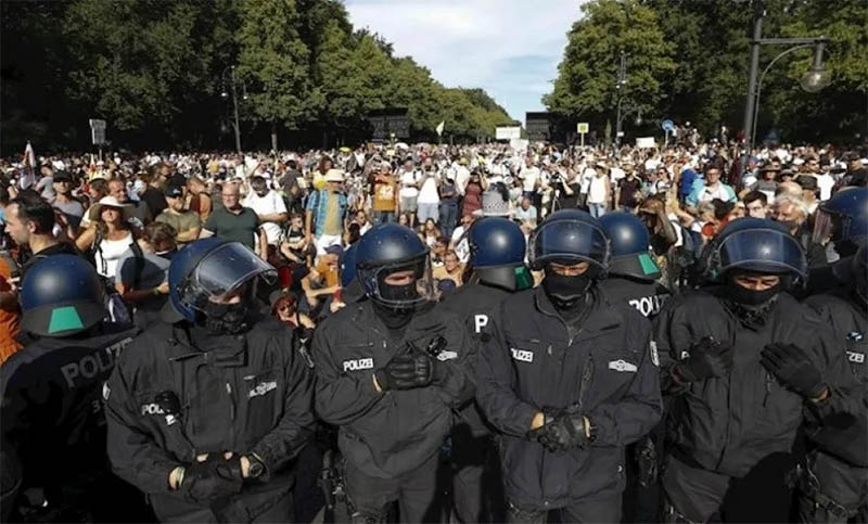 La policía dispersa una polémica marcha anticuarentena en la capital de Alemania