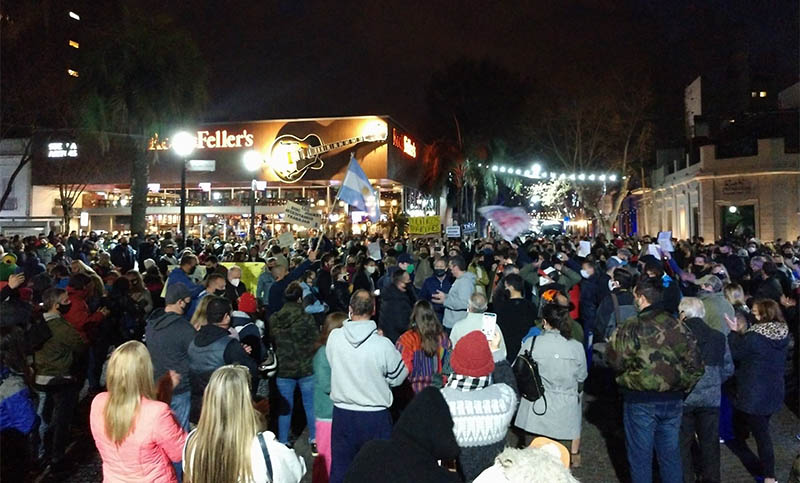 Manifestación en Rosario contra el cierre vespertino de actividades
