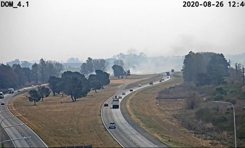 Densa columna de humo en la autopista a Santa Fe: choque y corte de tránsito