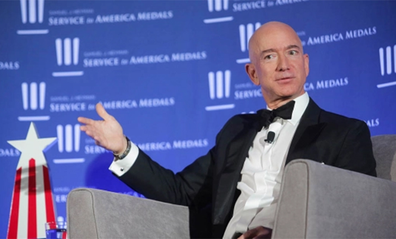 Jeff Bezos, el hombre más rico del mundo, elogia a su madre y revela sus inicios