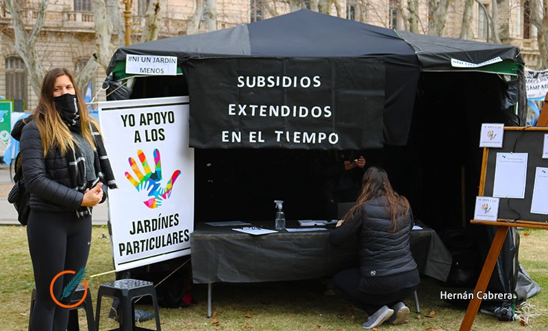 Instalaron «La Carpa Negra de los jardines» para exigir subsidios ante la emergencia