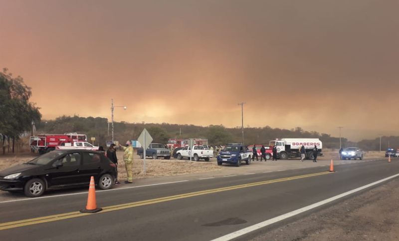 Combaten un gigantesco incendio forestal en Córdoba: es «explosivo e incontrolable», advierten las autoridades