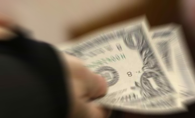 Fue a cambiar 5.000 dólares y le robaron el dinero y el auto
