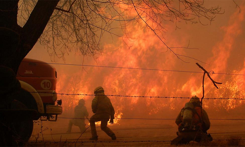 El Gobierno nacional envió tres aviones hidrantes y un helicóptero a Córdoba para combatir los incendios
