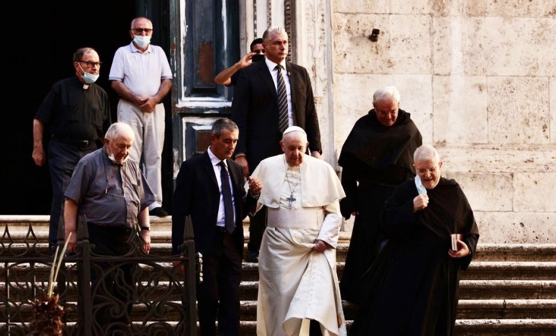 ¿Qué pidió el Papa ante la tumba de Santa Mónica?