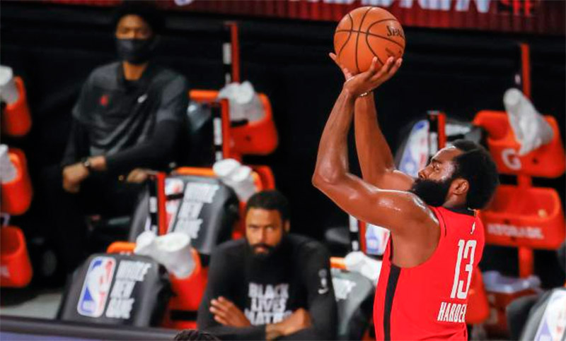 Harden y sus Rockets frenaron al puntero Milwaukee Bucks